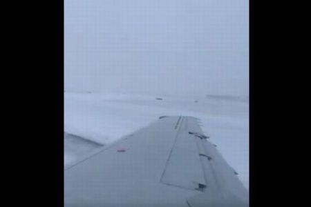雪のため空港で旅客機がスリップ、滑走路からそれていく様子を機内で撮影