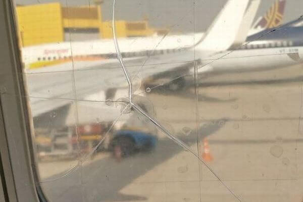 恐怖におびえる乗客、飛行機の窓に入った亀裂をセロテープで応急措置していた！