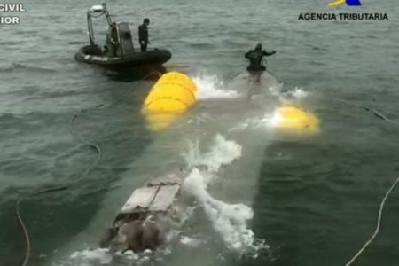 中南米で使われていた密輸用潜水艇、大西洋を越えスペインの沿岸で拿捕される