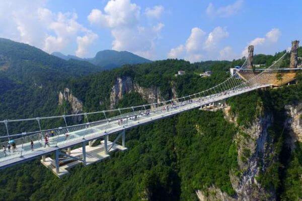 中国で注目を集めた「ガラスの橋」、安全上の懸念から多くが閉鎖される