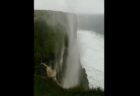 滝が逆流？強烈な風に煽られ、水が落下せずに上昇する姿が撮影される