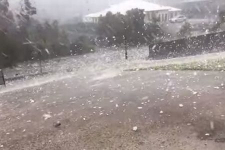 オーストラリアで大量の雹、猛烈な勢いで地面を跳ねる動画が恐ろしい