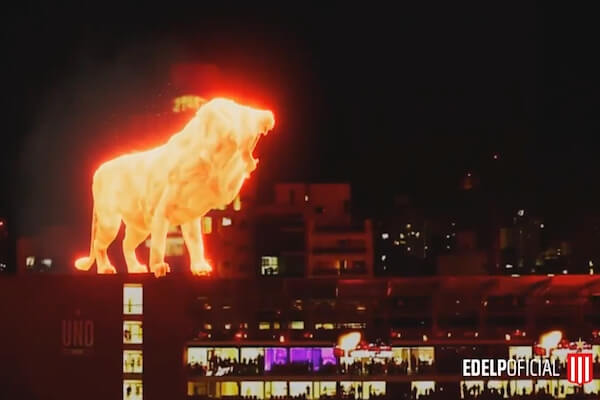 アルゼンチンのスタジアムで吠えた「炎のライオン」巨大ホログラムが見事