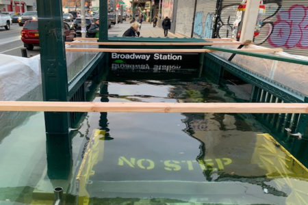 地下鉄入り口が水没!?N.Y.市当局はジョークで回答