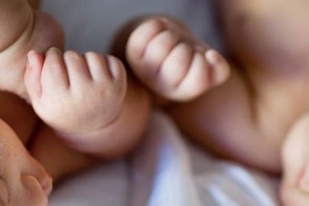 イギリスで双子の赤ちゃんに起きた奇跡、離れていた兄弟が再会後に容態が改善
