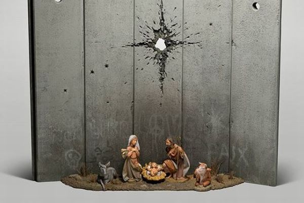 バンクシーの新作、キリスト生誕を表した作品がパレスチナのホテル内に登場