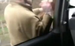 英で男が動物保護団体の車にキツネの死骸を叩きつける、その映像がショッキング