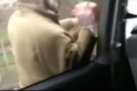 英で男が動物保護団体の車にキツネの死骸を叩きつける、その映像がショッキング