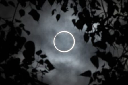 インドやインドネシアなどで金環日食、「炎の指輪」を観測
