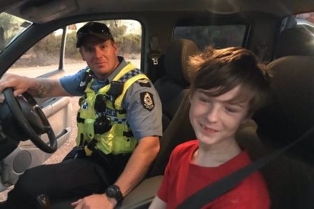 豪の12歳の少年、山林火災が迫る中で犬を連れ、自動車を運転し脱出