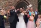 結婚式で新婦がハトを放ったら急降下、周りにいた人もビックリ【動画】