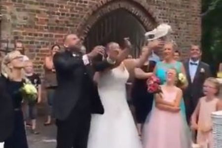 結婚式で新婦がハトを放ったら急降下、周りにいた人もビックリ【動画】