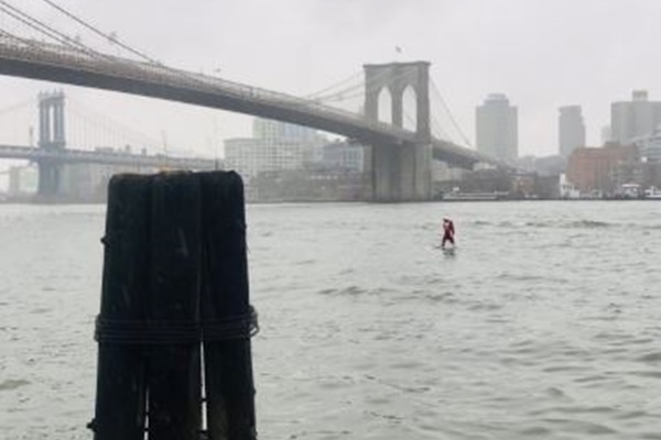 NYの川にサンタ姿の男性が出現、サーフィンで楽しむ姿が目撃される
