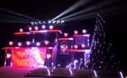 照明デザイナーが自宅に作った、クリスマス用のディスプレーがスゴイ