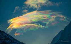 空に浮かぶ七色のクラゲ、珍しい彩雲がロシアで撮影された