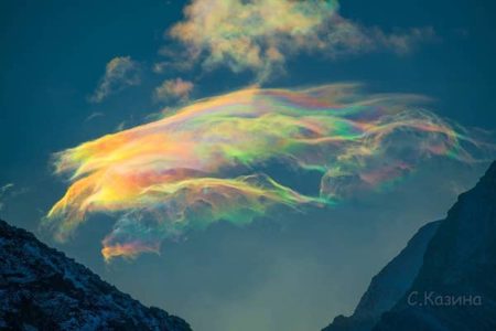 空に浮かぶ七色のクラゲ、珍しい彩雲がロシアで撮影された