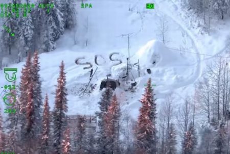 雪の上に「SOS」、アラスカで小屋焼失のため3週間も僻地に残された男性を救助