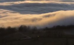 雲が荒い波のようにうねる、タイムラプス動画が美しい