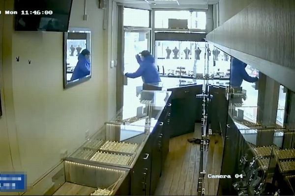 宝石店の店内に閉じ込められた強盗たち、パニックに陥る動画が話題に
