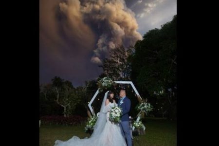 【フィリピン】噴火するタール火山を背景に撮影された結婚式の写真が話題に