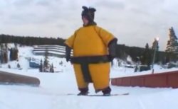 プロのスノーボーダーがお相撲さんのコスチュームで、ユニークな滑りを披露