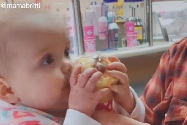 初めてアイスを食べる赤ちゃん 驚いたリアクションがプライスレス Switch News スウィッチ ニュース