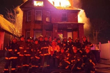 米の消防隊員が燃える家の前で記念撮影、批判を浴び問題に