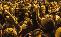 ハメネイ師の写真を引き裂く…ネットに投稿されたイラン反政府デモの様子とは？
