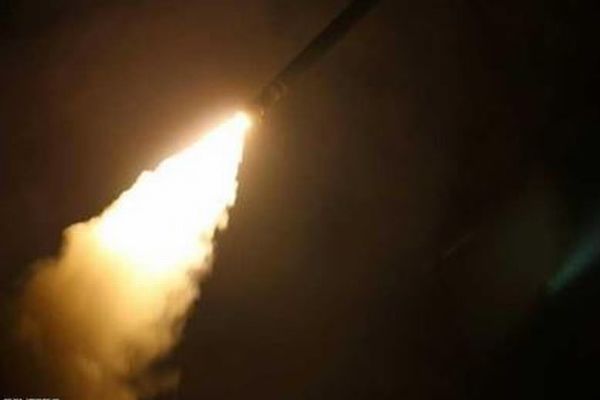 イランが米軍基地に向け、十数発の弾道ミサイルを発射【動画】