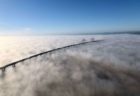 まるで天空の橋！英で霧の中から浮かび上がる橋の姿が幻想的