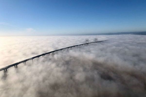 まるで天空の橋！英で霧の中から浮かび上がる橋の姿が幻想的