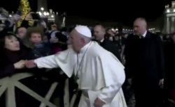フランシスコ教皇、女性信者に無理やり腕を引っ張られる