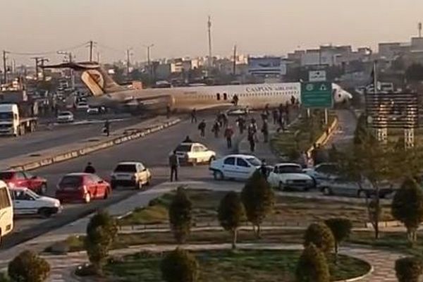 イランで航空機の事故が発生、機体が滑走路を通り過ぎ道路上へ