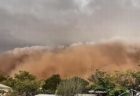 オーストラリアで砂嵐、巨大な砂塵が接近し撮影者が飲み込まれる【複数動画】