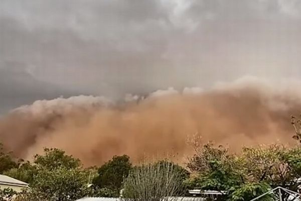 オーストラリアで砂嵐、巨大な砂塵が接近し撮影者が飲み込まれる【複数動画】