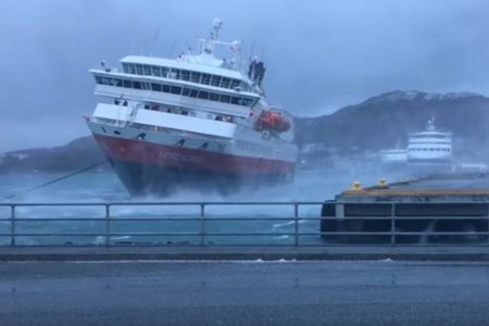 ノルウェーで猛烈な風に煽られる客船、クルーが見事に船体を制御し接岸