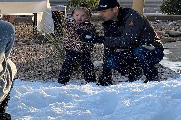 心臓病で旅行できない少女のために、警官たちが5トンの雪を運んだ