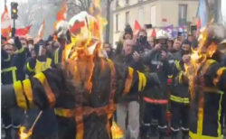 警察VS消防隊、デモがきっかけで激しいバトルが勃発【フランス】