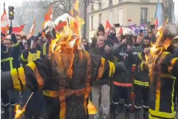 警察VS消防隊、デモがきっかけで激しいバトルが勃発【フランス】