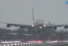 暴風雨「デニス」が吹き荒れる中、機体を斜めにしながらも旅客機が着陸に成功