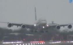 暴風雨「デニス」が吹き荒れる中、機体を斜めにしながらも旅客機が着陸に成功