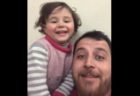 戦争の恐怖から救うために…娘を楽しませるシリア人の父親の動画が胸を打つ