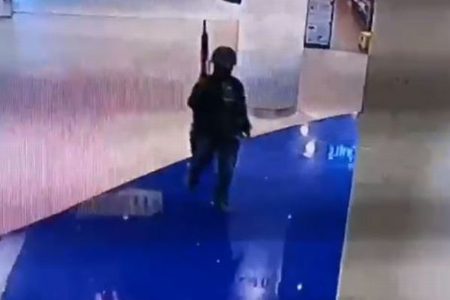 タイのショッピングモールで銃乱射事件が発生、犠牲者は20人以上【動画】