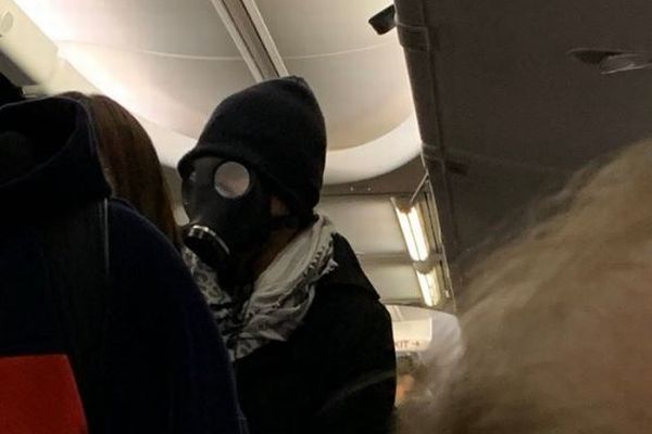 米の旅客機に黒いガスマスクをした男性が搭乗、機内が一時騒然