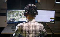 軍事用ロボットのAI開発のため、研究者がゲームをプレーする人間の脳を調査