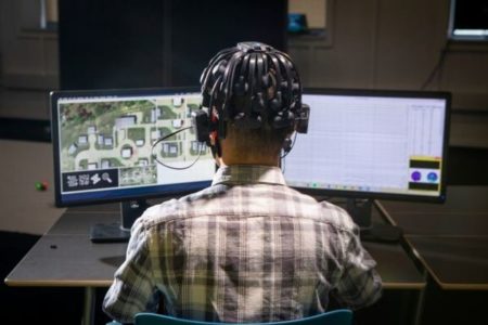 軍事用ロボットのAI開発のため、研究者がゲームをプレーする人間の脳を調査