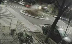 暴走した車が環状交差点で激突し宙に舞う、その映像がショッキング