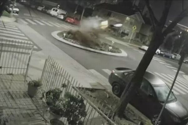 暴走した車が環状交差点で激突し宙に舞う、その映像がショッキング