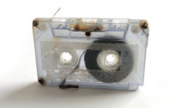 20年前に失くしたお気に入り曲のカセットテープが、美術展で展示されていた