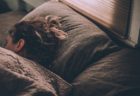 恋人のシャツの匂いでよく眠れる、睡眠サプリと同じ効果：大学調査結果